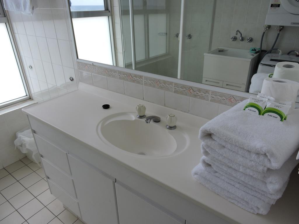 President Holiday Apartments - Absolute Beachfront ゴールドコースト エクステリア 写真