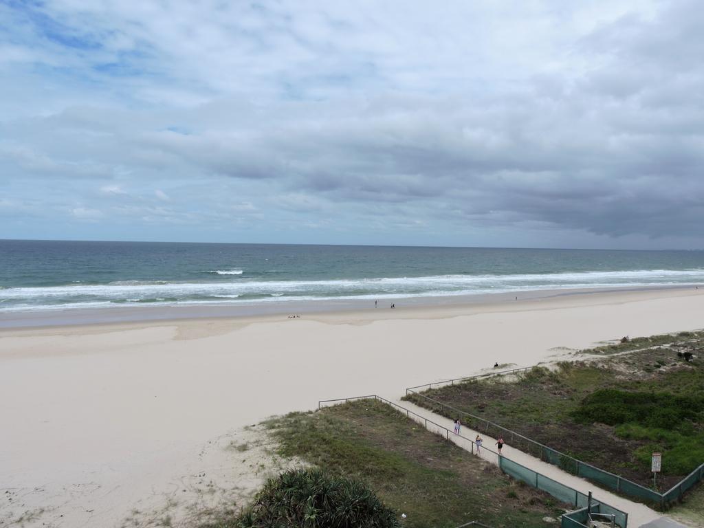 President Holiday Apartments - Absolute Beachfront ゴールドコースト エクステリア 写真
