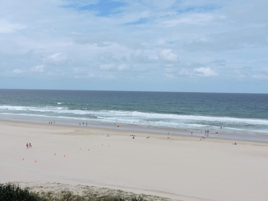 President Holiday Apartments - Absolute Beachfront ゴールドコースト エクステリア 写真