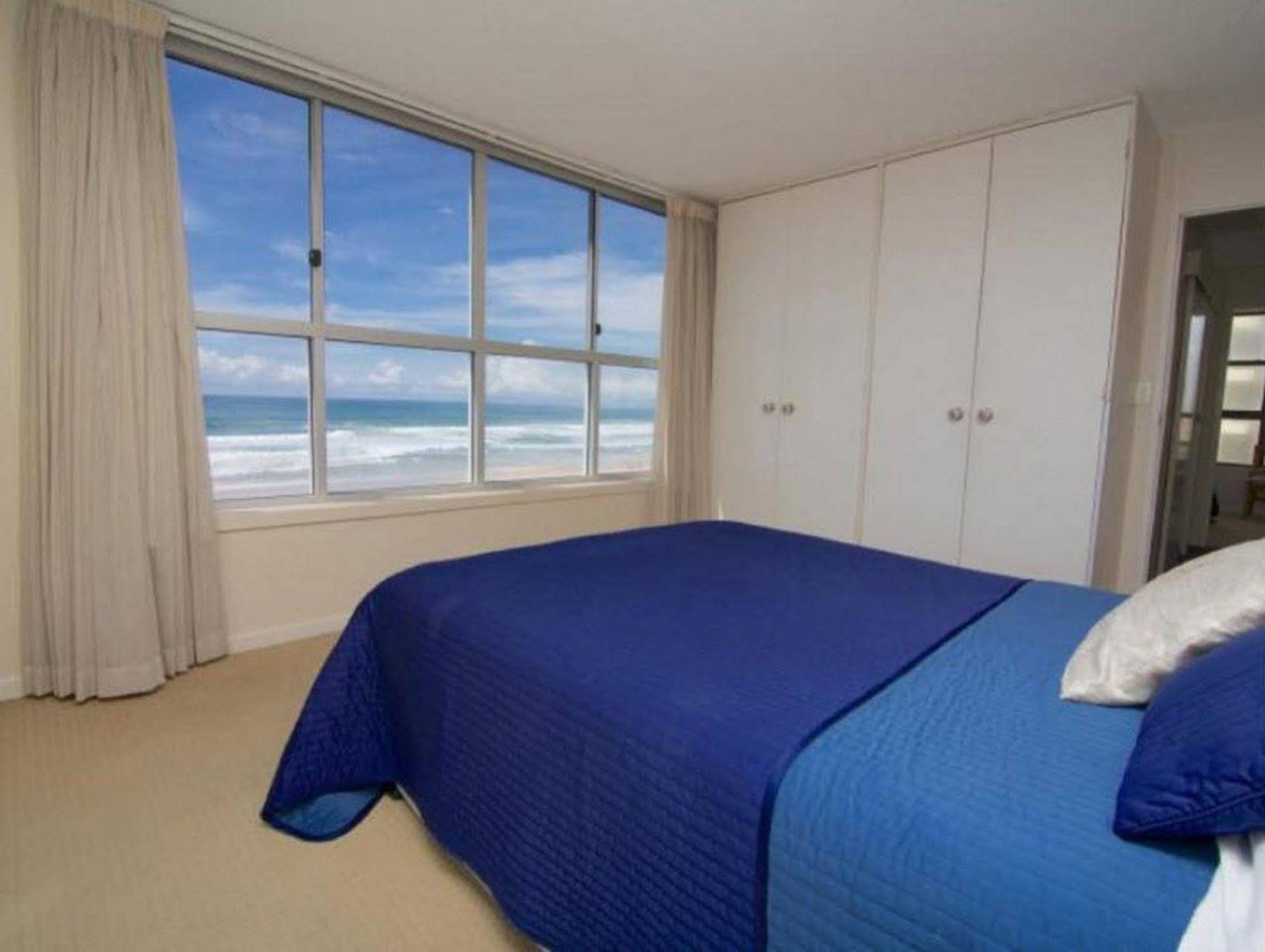 President Holiday Apartments - Absolute Beachfront ゴールドコースト エクステリア 写真