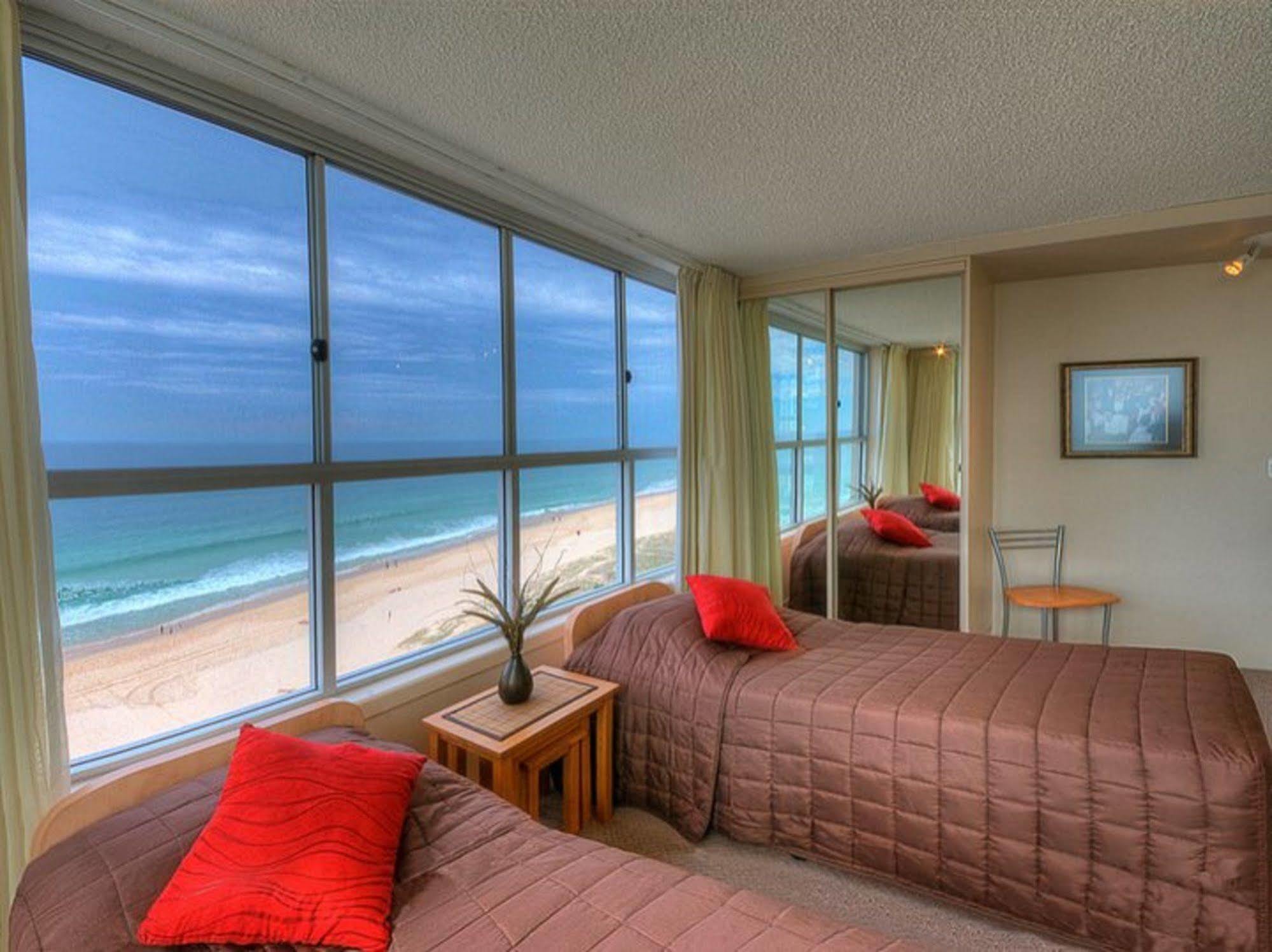 President Holiday Apartments - Absolute Beachfront ゴールドコースト エクステリア 写真