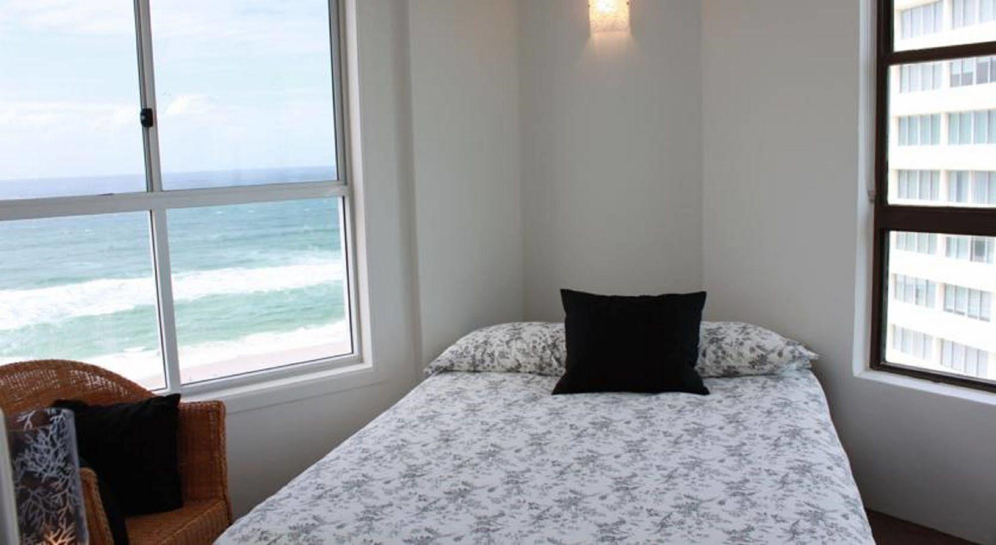 President Holiday Apartments - Absolute Beachfront ゴールドコースト エクステリア 写真