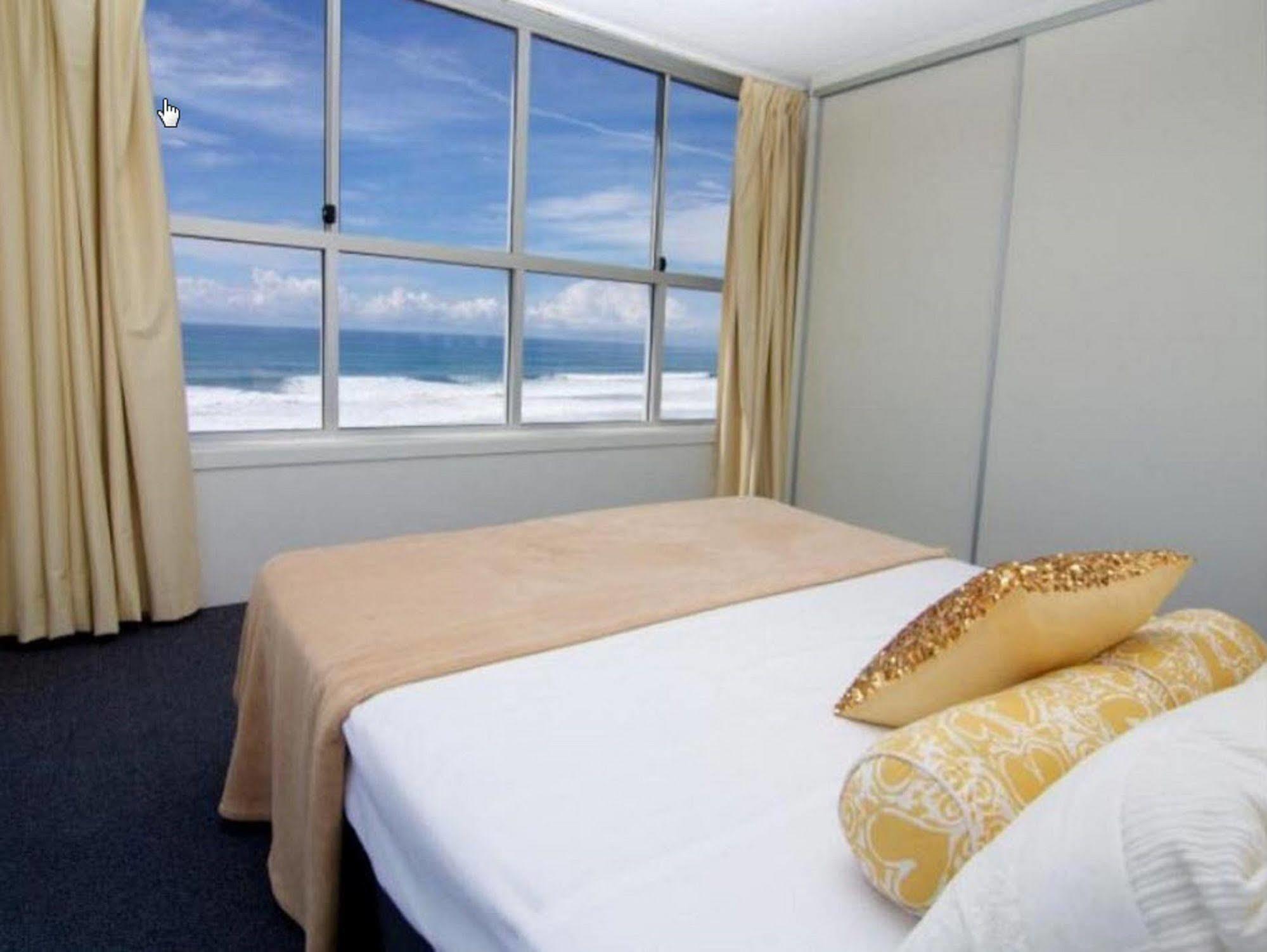President Holiday Apartments - Absolute Beachfront ゴールドコースト エクステリア 写真