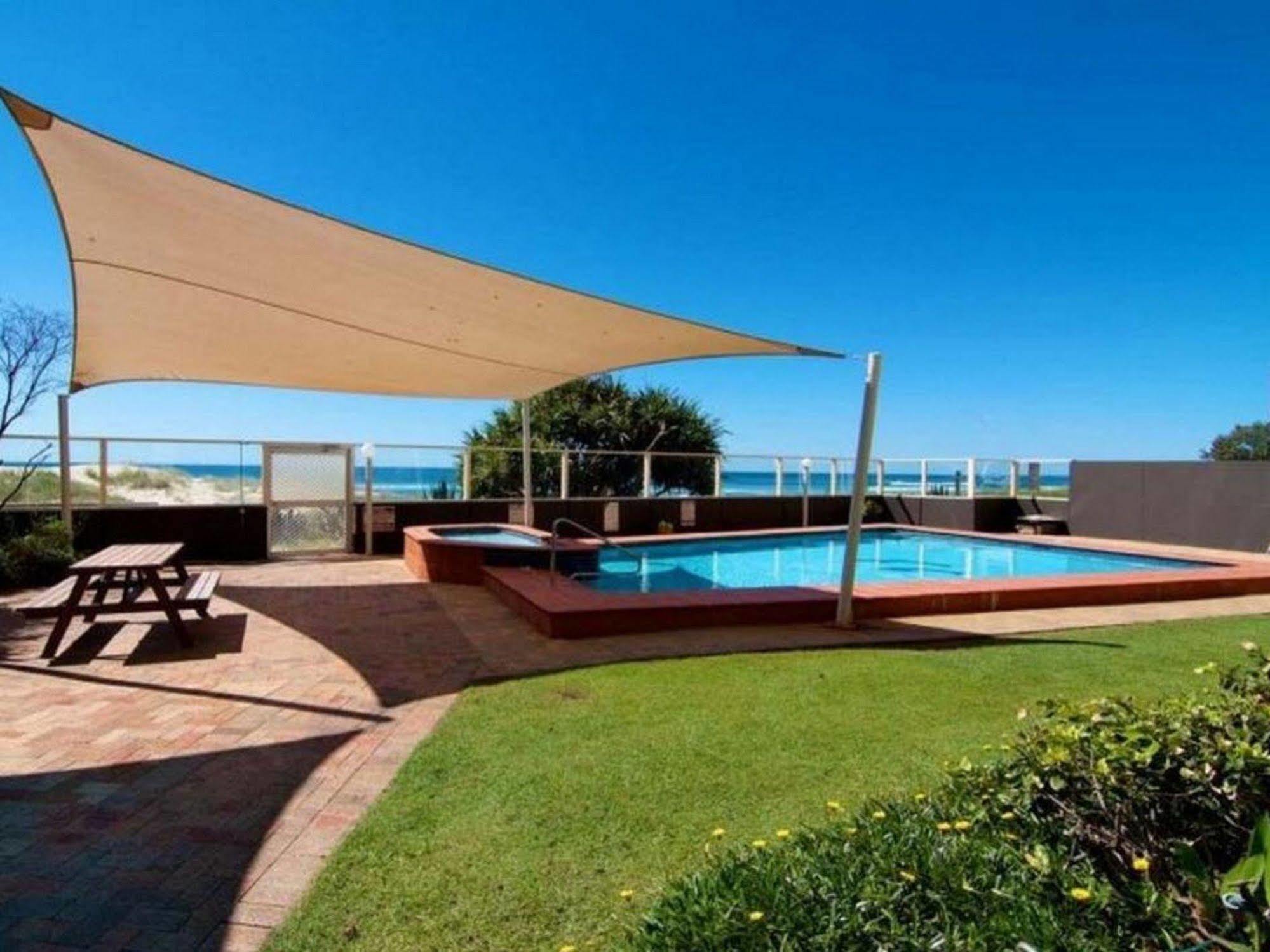 President Holiday Apartments - Absolute Beachfront ゴールドコースト エクステリア 写真