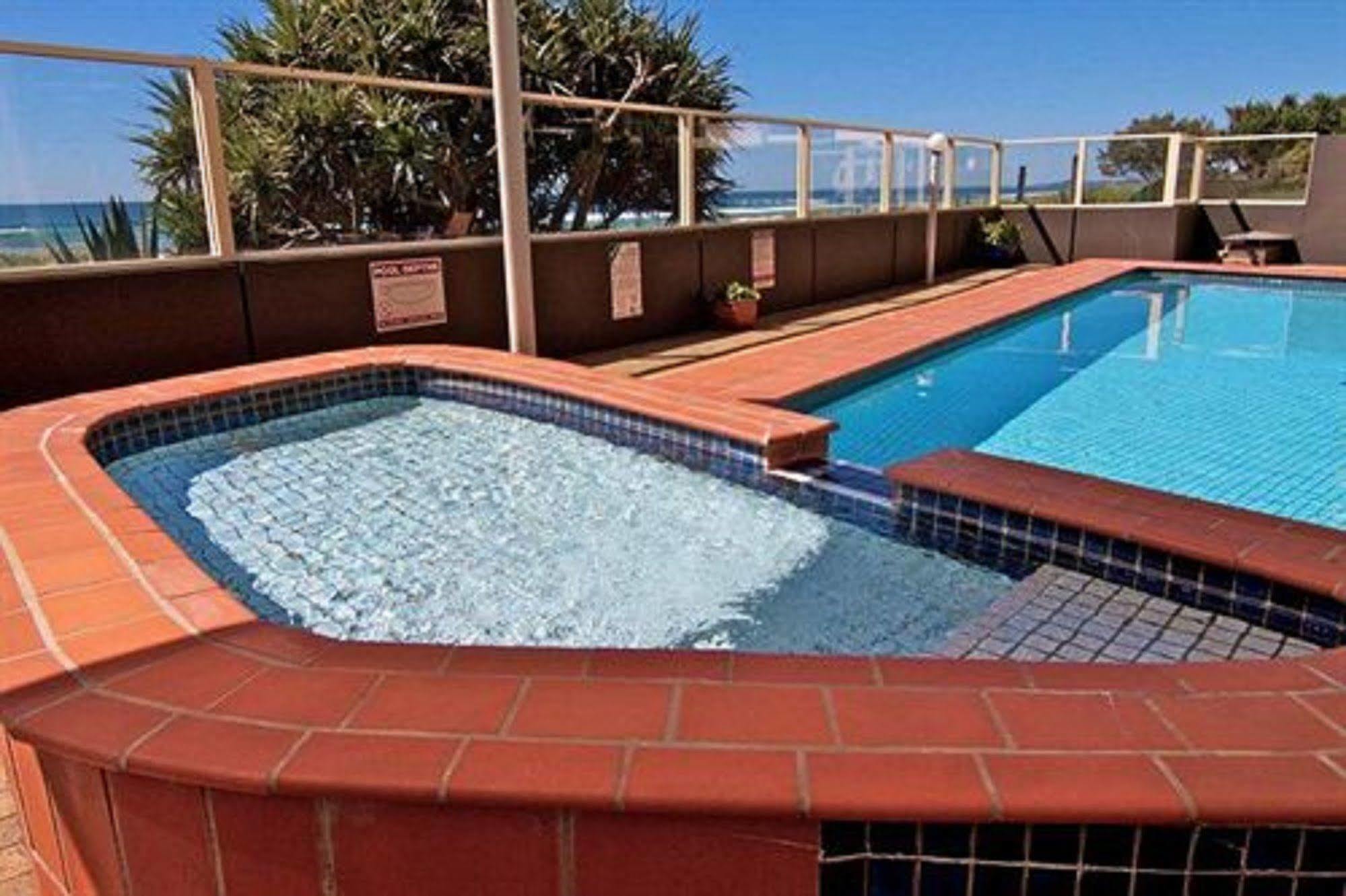 President Holiday Apartments - Absolute Beachfront ゴールドコースト エクステリア 写真