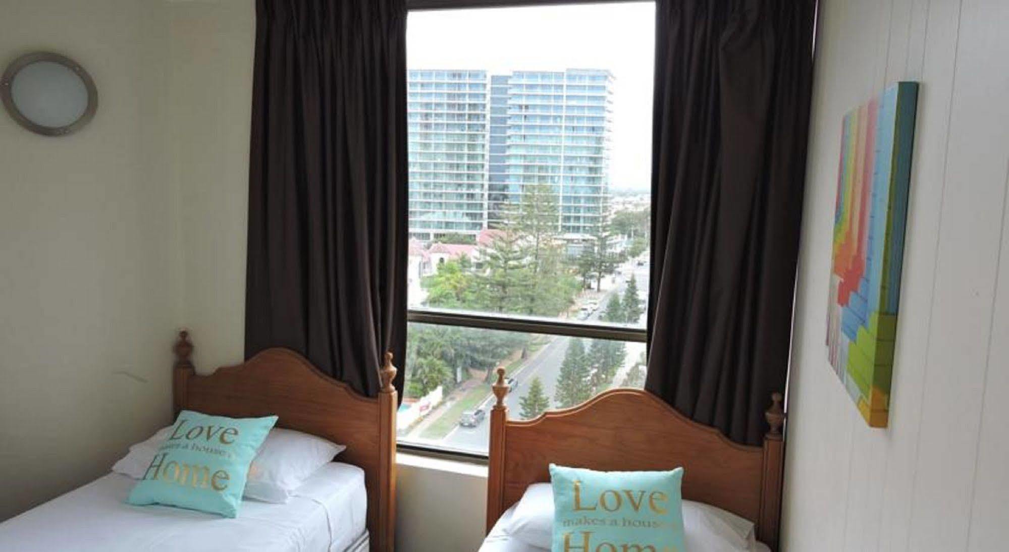 President Holiday Apartments - Absolute Beachfront ゴールドコースト エクステリア 写真