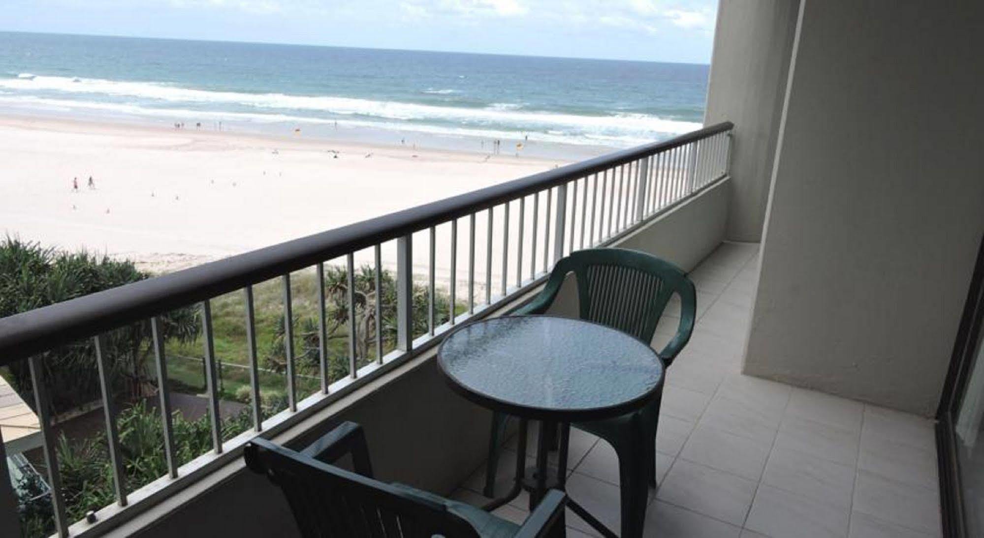 President Holiday Apartments - Absolute Beachfront ゴールドコースト エクステリア 写真