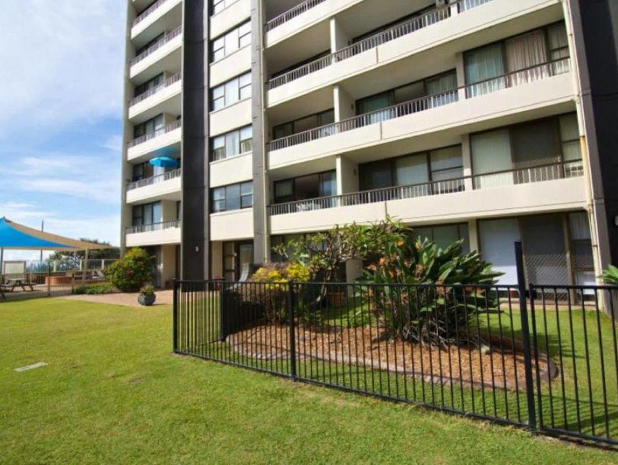 President Holiday Apartments - Absolute Beachfront ゴールドコースト エクステリア 写真
