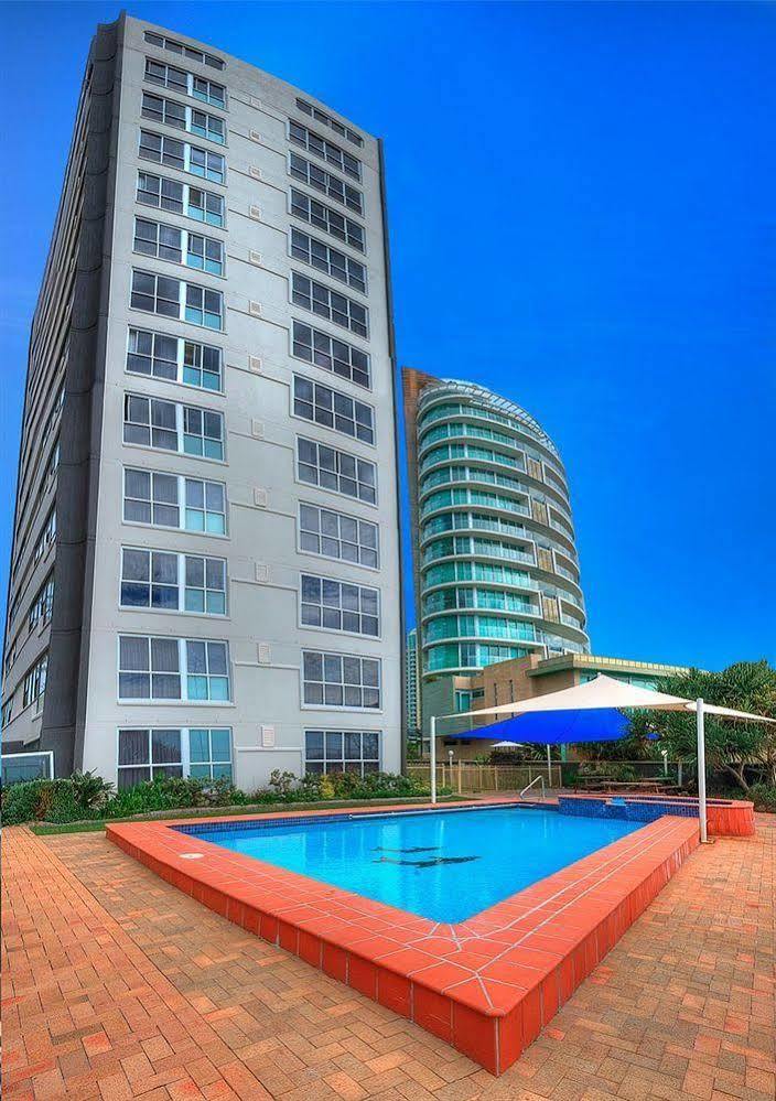 President Holiday Apartments - Absolute Beachfront ゴールドコースト エクステリア 写真